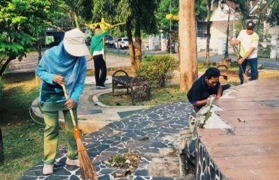 Kadis DLH Pacitan, Hj. Cicik Roudlotul Jannah, ikut turun gunung menjaga kebersihan Kota Pacitan. 