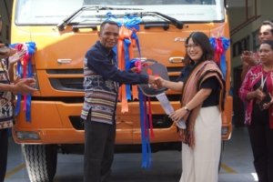 Industri Makin Melirik SMKN 2 Kupang, Mitsubishi Fuso Serahkan Kendaraan Rp 1,3 Miliar untuk Cetak Lulusan Siap Kerja