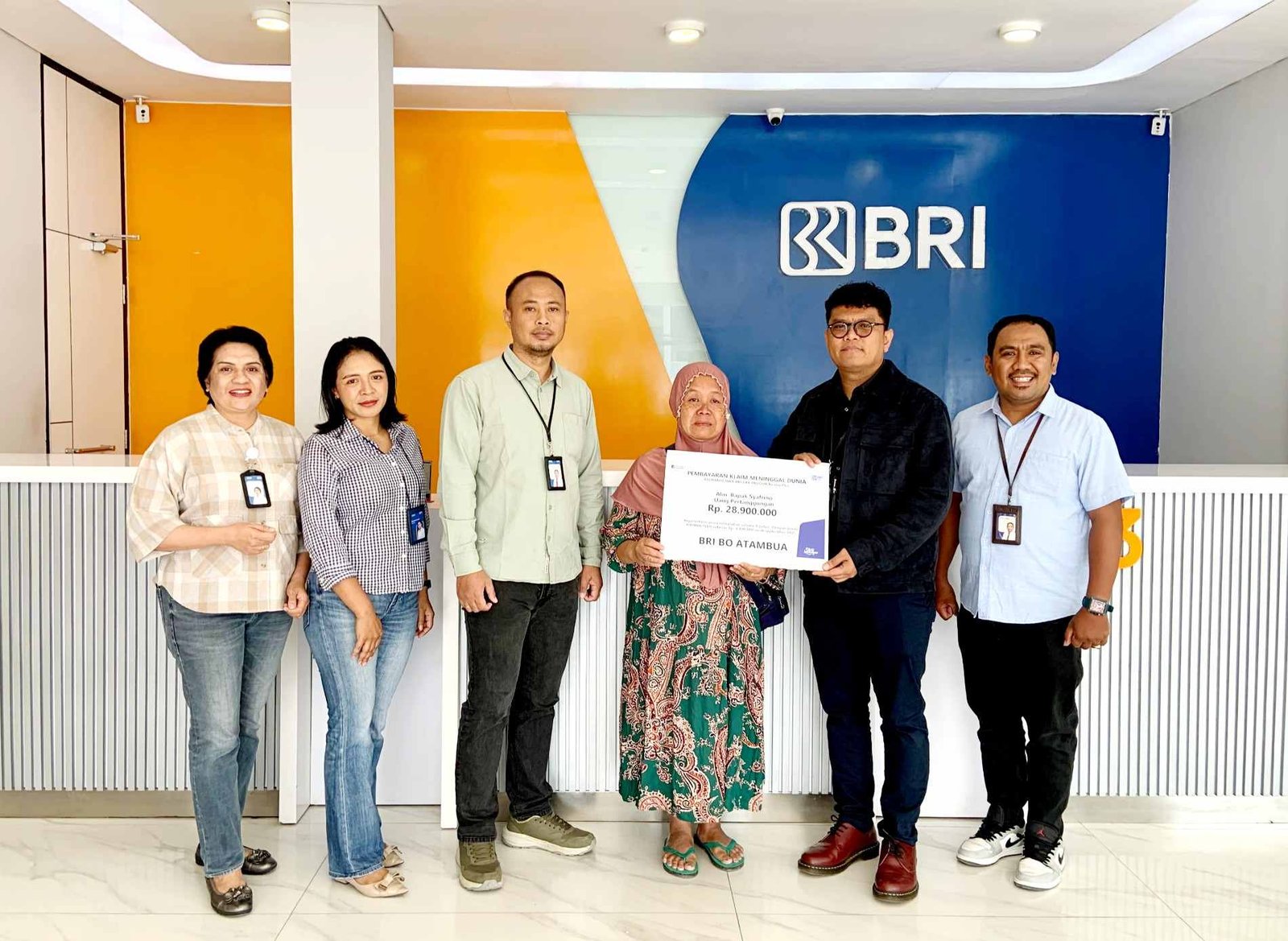 Baru 9 Bulan Ikut Asuransi, Keluarga Nasabah BRI Atambua Terima Santunan Rp28,9 Juta dari BRILife Baru 9 Bulan Ikut Asuransi, Keluarga Nasabah BRI Atambua Terima Santunan Rp28,9 Juta dari BRILife