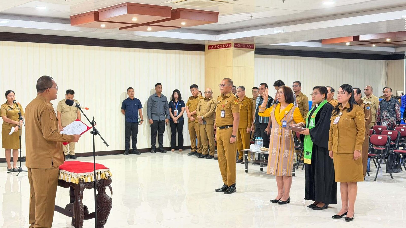 Gubernur Melki Lantik Flouri Rita Wuisan Jadi Komisaris Independen Bank NTT, Tegaskan Pentingnya Integritas dan Pengawasan
