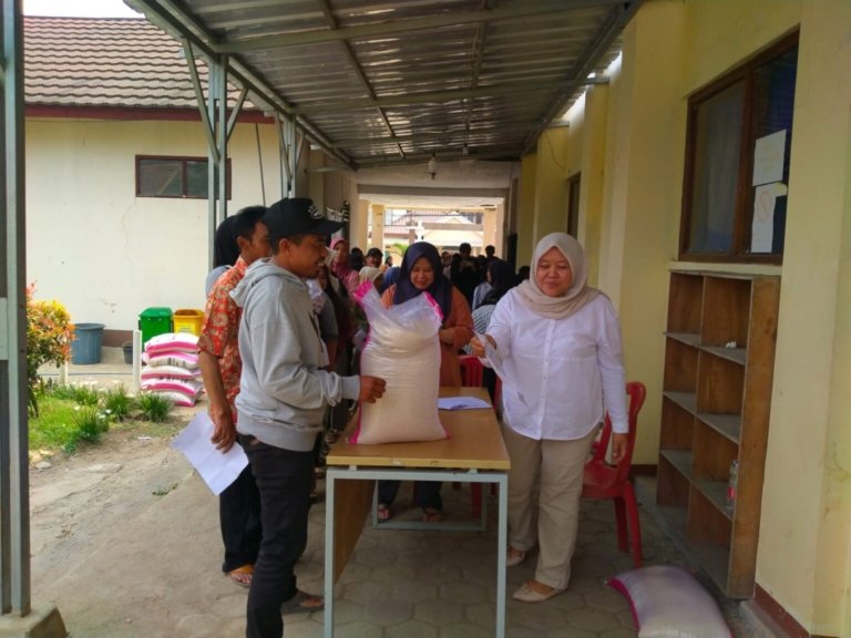 Jeje Ritchie Ismail Saluran 10 Ton Beras Untuk 558 Warga Pasirlangu Bandung Barat