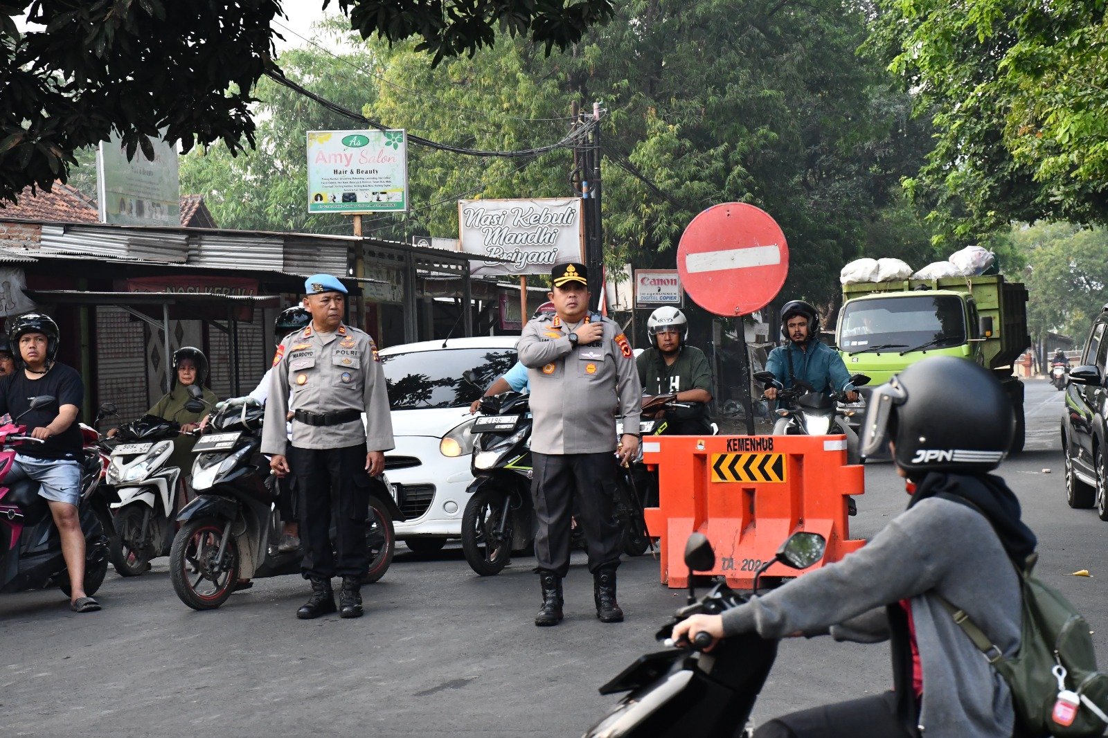 Kapolresta Cirebon Turun Langsung Pantau Gatur Lalu Lintas, 979 Personel Siaga di 166 Titik Kapolresta Cirebon Turun Langsung Pantau Gatur Lalu Lintas, 979 Personel Siaga di 166 Titik
