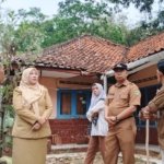 Wakil Bupati Tuti Andriani Tinjau Rumah Tak Layak Huni Milik Sutinah di Citangtu, Beri Bantuan Perbaikan