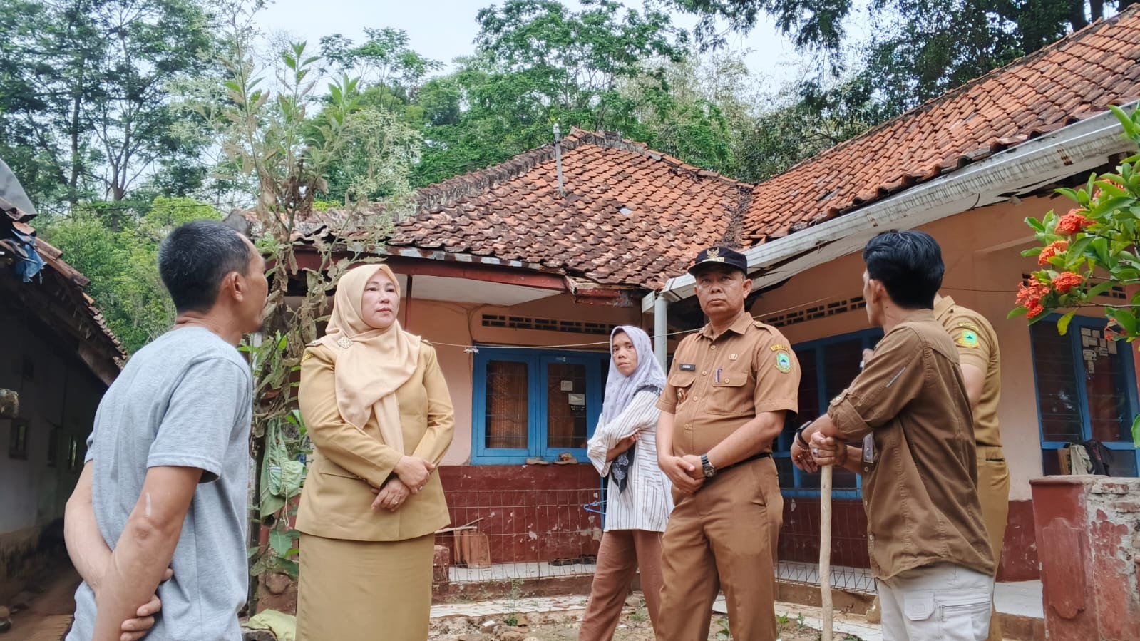 Wakil Bupati Tuti Andriani Tinjau Rumah Tak Layak Huni Milik Sutinah di Citangtu, Beri Bantuan Perbaikan