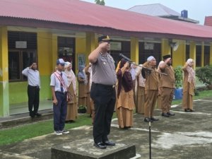 Polisi Peduli Pendidikan, Kapolsek Kepenuhan Iptu Jonnes Jadi Irup di SMP Negeri 1