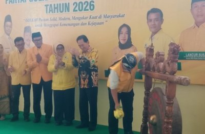 Pemukulan gong oleh Ketua DPD Golkar Provinsi Jatim, Dr. Ali Mufti sebagai tanda di mulainya Rakerda.
