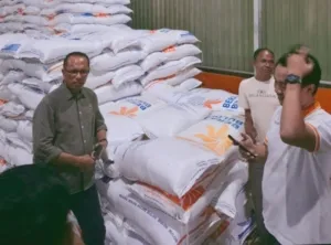 Usman Husin Sambangi Gudang Bulog Soe Perihal Kelangkaan Beras