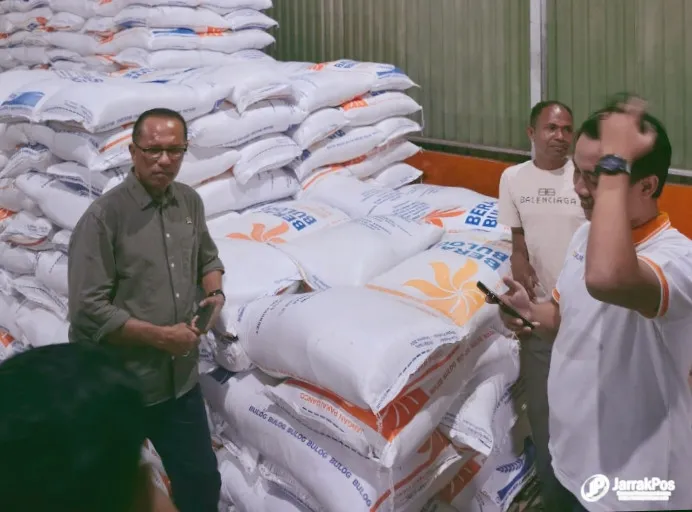 Usman Husin Sambangi Gudang Bulog Soe Perihal Kelangkaan Beras Usman Husin Sambangi Gudang Bulog Soe Perihal Kelangkaan Beras