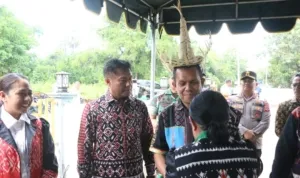 Kunjungan Perdana Di Rote Ndao, Gubernur Melki Panen Raya Hingga Tinjau SPPG dan Puskesmas