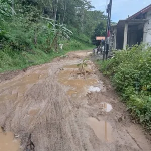 Jalan Lintas Sindang Barang–Panyindangan di Cianjur Rusak Parah, Warga Keluhkan Truk Bermuatan Berat