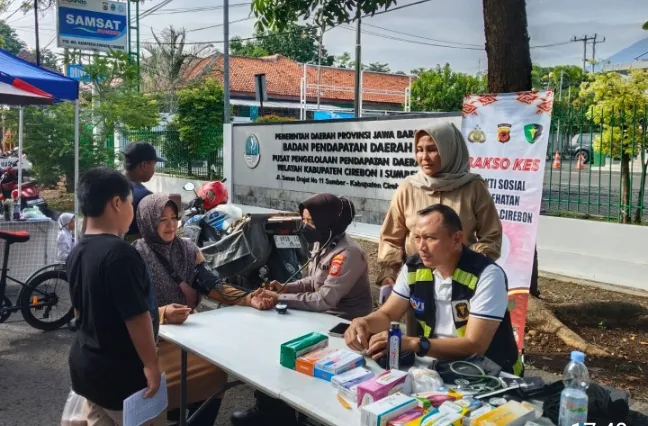 Masyarakat Terima Pengobatan Geratis Dari Polresta Cirebon Dalam Gelar Bakti Sosial dan Patroli Polwan Bageur Masyarakat Terima Pengobatan Geratis Dari Polresta Cirebon Dalam Gelar Bakti Sosial dan Patroli Polwan Bageur
