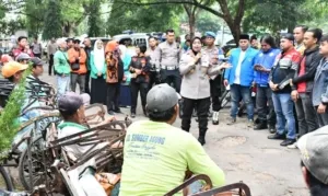 Kapolresta Cirebon Kombes. Pol. Sumarni Berikan Himbauan Dan Bagikan Bansos Kepada Driver Ojol dan Tukang Becak