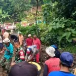 Pasca Hujan Deras, Anggota TNI dan Polri Gotongroyong Bersihkan Material Longsor