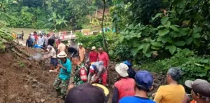 Pasca Hujan Deras, Anggota TNI dan Polri Gotongroyong Bersihkan Material Longsor