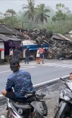 Gegara Alami Rem Blong, Truk Tangki Solar Terguling di Depan Pasar Kalijambe
