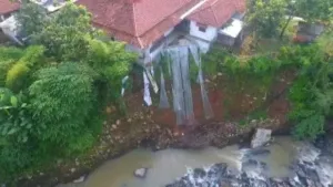 Masjid Tua Berusia 145 Tahun di Cirebon Terancam Ambruk, Pondasi Hilang Diterjang Banjir Cipager