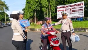 KEREN! Dalam Operasi Zebra, Polisi di Kuningan Bagikan Helm dan Kopi
