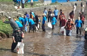 Anggota TNI Kodim 0615/KNG, Turun Langsung ke Sungai Kawal Aksi Prokasih KORPRI