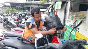 Musim Hujan Tiba, Juru Parkir di Komplek Pandapa Siap Hadapi “November Rain”