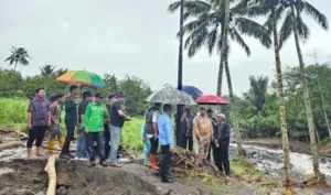 Anggota DPRD Dari Fraksi PKB Kunjungi Korban Banjir Lingkungan IV Simapil-Apil