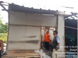 BPBD Salurkan Bantuan untuk Warga Terdampak Angin Kencang di Desa Slangit Kabupaten Cirebon