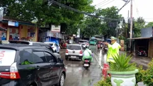 Peluit Kasat Lantas Polresta Kupang Kota Menembus Hujan: Sore Itu di Persimpangan Oebufu