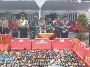 Polres Magelang Kota Musnahkan Barang Bukti 754 Botol Minuman Keras Berbagai Merk