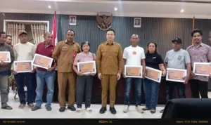 Wali Kota Kupang Serahkan Bantuan Coolbox, Dorong Penguatan Usaha Perikanan Warga