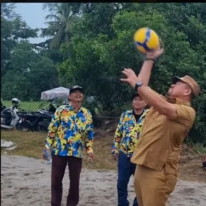 Turnamen Volly Pantai GEMKARA di Pantai Sejarah,Bahar Siagian Pukul Bola Pertama