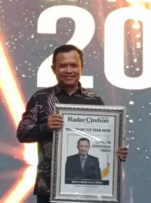 Rektor “UNIKU” Raih “Person Of The Year 2025” Radar Cirebon