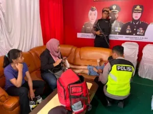 Sigap: Personel Pospam dan Dokkes Polres Magelang Kota Tangani Anak Pingsan di Alun-Alun