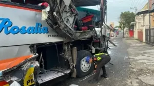 Bus Rosalia Tabrak Truk, Sopir Meninggal Dunia