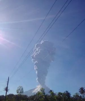 Masuk Level Siaga: Gunung Merapi Erupsi