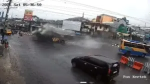 Truk Hantam Toko dan Motor di Pasar Kretek Wonosobo Diduga Rem Blong