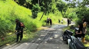 Forkompimcam dan Warga Bersihkan Jalan Sepanjang 10 KM