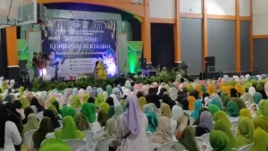 Mamah Dedeh Sapa Ribuan Jemaah di Acara Kuningan Bertasbih