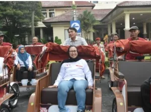 Pemkab Cirebon Serahkan Becak Listrik kepada 100 Penarik Beca Lansia