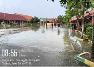 Respon Cepat Damkarmat Kabupaten Cirebon Lakukan Penyedotan Air Pasca Banjir Di SMPN2 Dan SMK Ulil Albab