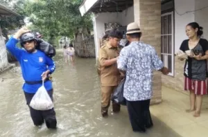 Pemkab Cirebon Salurkan Bantuan Logistik Untuk Warga Terdampak Banjir Di Panguragan