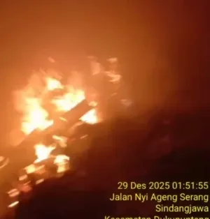 Damkarmat Kabupaten Cirebon Dini Hari Berhasil Padamkan Kebakaran Rumah Milik Warga.