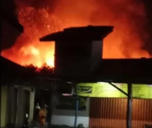 Sebanyak 45 Petugas Damkar Kabupaten Cirebon Padamkan Kebakaran Pasar Lemahabang