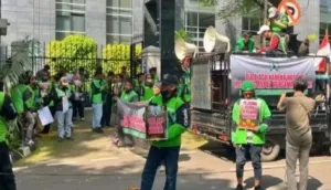 Pengemudi Ojek Demo di PN Jakarta