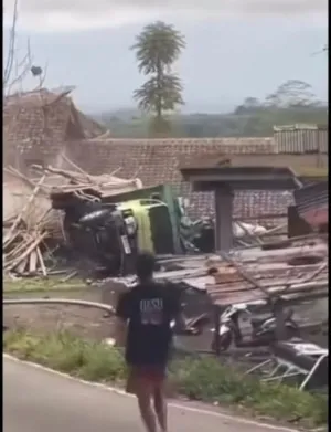 Truk Tak Kuat Menanjak, Terbalik di Jalur Blabak-Ketep