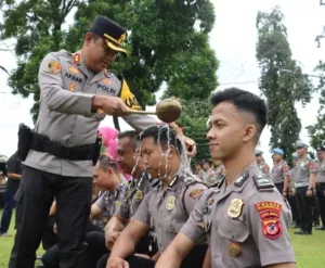 Sebagai Kado Awal Tahun, Kapolres Berikan Kenaikan Pangkat kepada 97 Personel Polres Kuningan