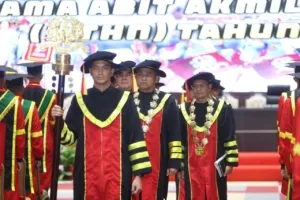 Gubernur Akmil Hadiri Wisuda Sarjana Terapan