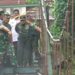 Mengatasi Kesulitan Warga Di Kota Cirebon, TNI AD Melalui Kodim 0614/Kota Cirebon Renovasi Jembatan Gantung Kriyan