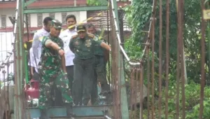 Mengatasi Kesulitan Warga Di Kota Cirebon, TNI AD Melalui Kodim 0614/Kota Cirebon Renovasi Jembatan Gantung Kriyan