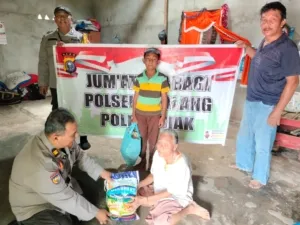 Polsek Tualang Berikan Bantuan Kepada Lansia Pencari Rongsokan yang Hidupi 3 Cucu di Kampung Pinang Sebatang Timur