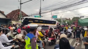 Bus Harapan Jaya Tabrak Beberapa Kendaraan di Perempatan Muning Kota Kediri