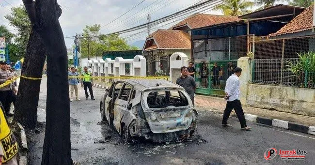 Mobil Honda Jazz Terbakar, Tim Identifikasi Polres Magelang Kota Lakukan Penyelidikan Mobil Honda Jazz Terbakar, Tim Identifikasi Polres Magelang Kota Lakukan Penyelidikan